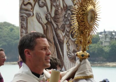 le père Johan et le Saint-Sacrement, procession de la Fête-Dieu à Dinard