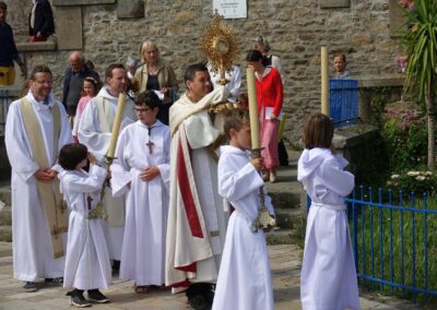 début de la procession de la Fête-Dieu de Notre-Dame de Dinard au Prieuré