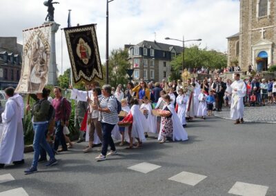 la procession de la Fête-Dieu de Notre-Dame de Dinard vers le Prieuré