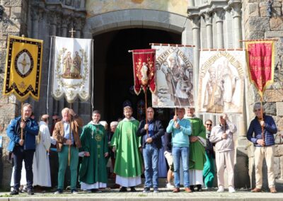 les prêtres et les bannières, messe de rentrée, paroisse Dinard-Pleurtuit