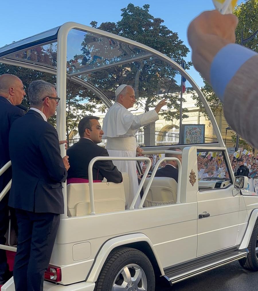 Le pape dans sa papamobile - paroisse Dinard-Pleurtuit