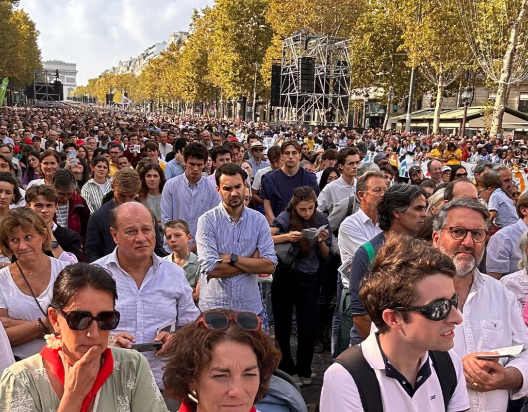 Les Champs-Elysées pendant le messe à la Concorde - paroisse Dinard-Pleurtuit